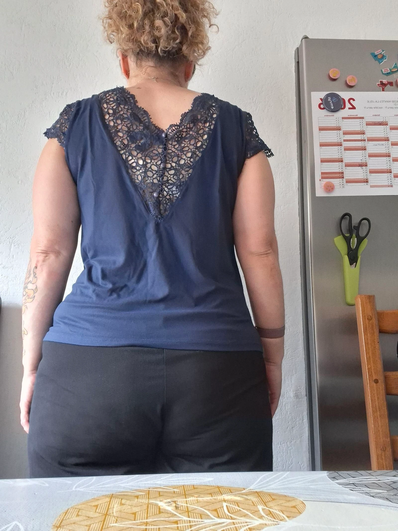 Top bleu marine avec dentelle au dos – Taille L – Élégant et confortable
